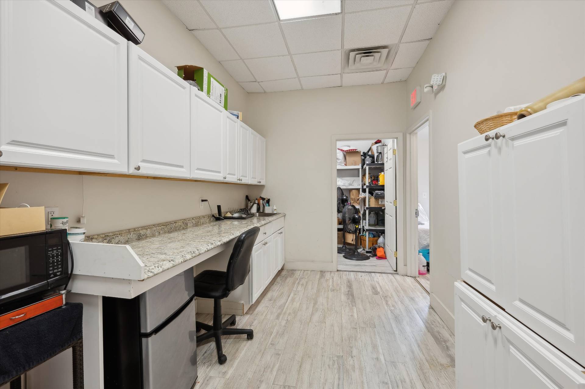 #17 photo, 760 Montauk Highway, Building 1 Unit B, サフォーク郡 Water Mill , NY 11976