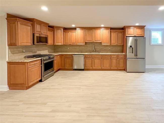 #25 photo, 11 Mark Twain Lane, E. Setauket , NY 11733