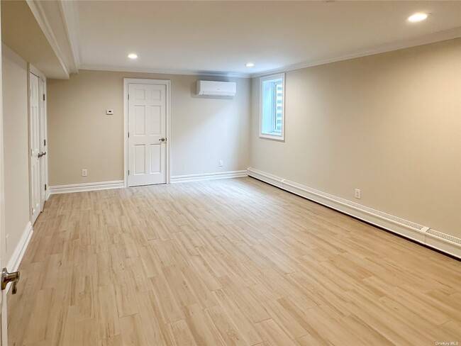 #30 photo, 11 Mark Twain Lane, E. Setauket , NY 11733