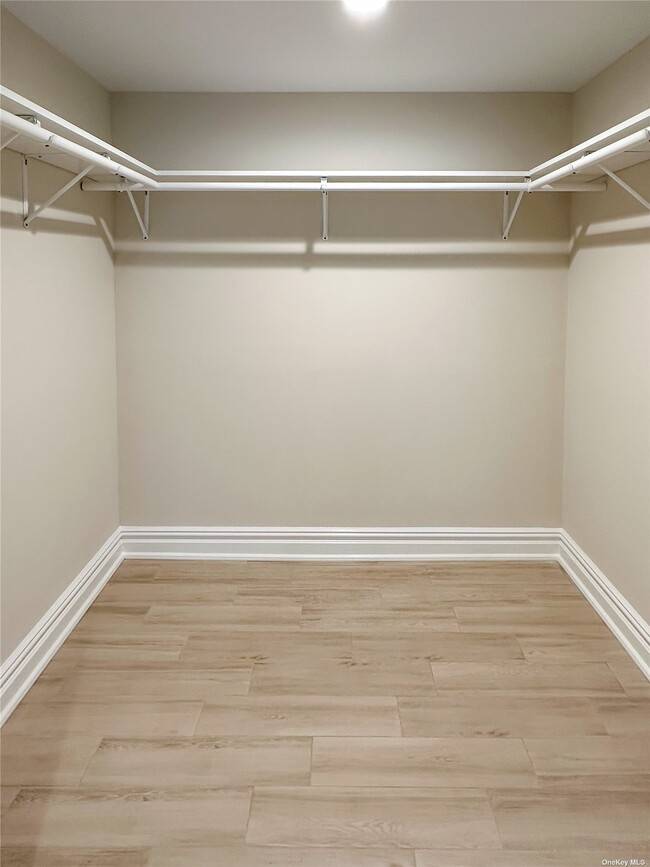 #31 photo, 11 Mark Twain Lane, E. Setauket , NY 11733