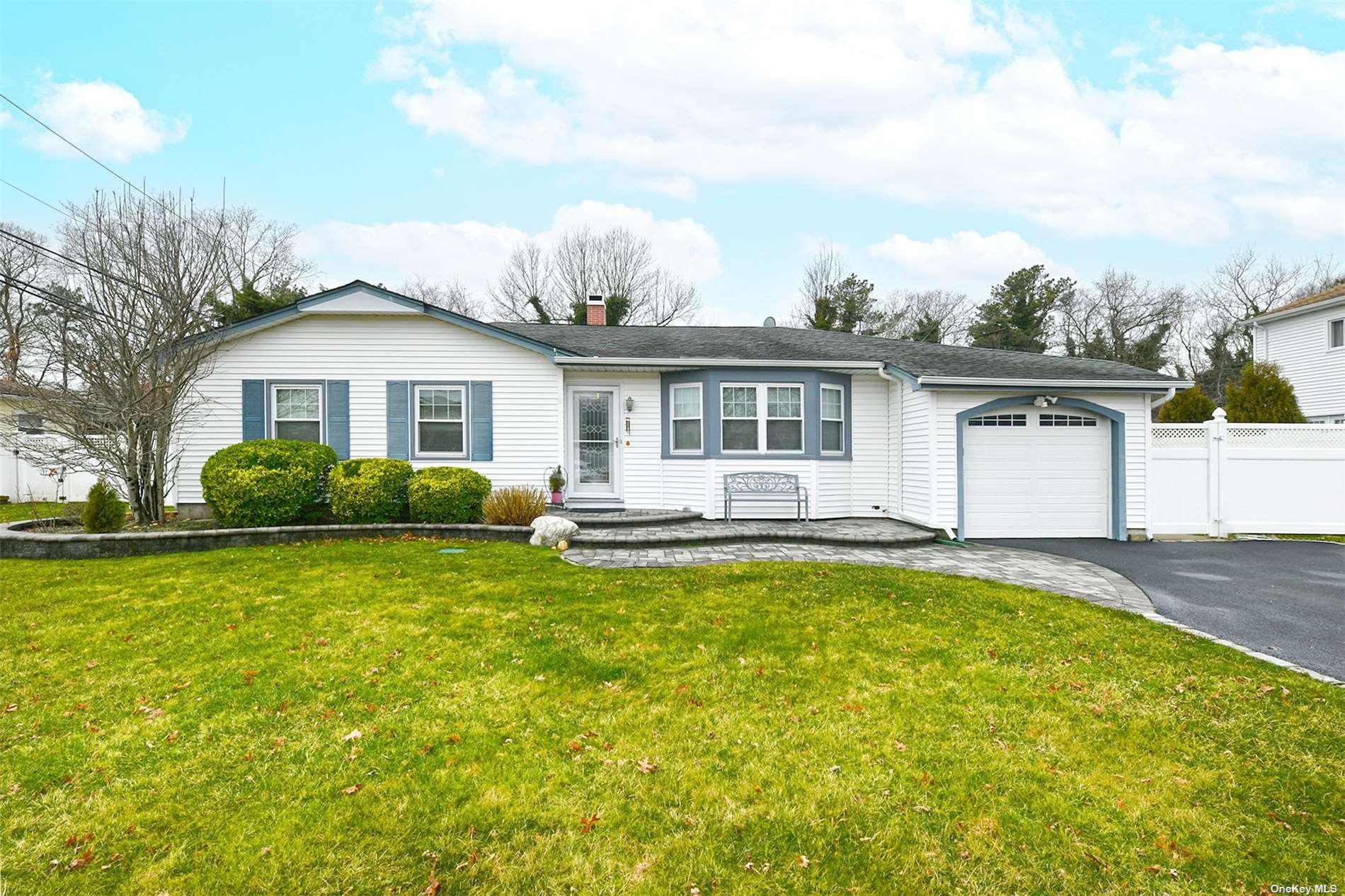 #1 photo, 142 Greenbelt Parkway, Holbrook , NY 11741