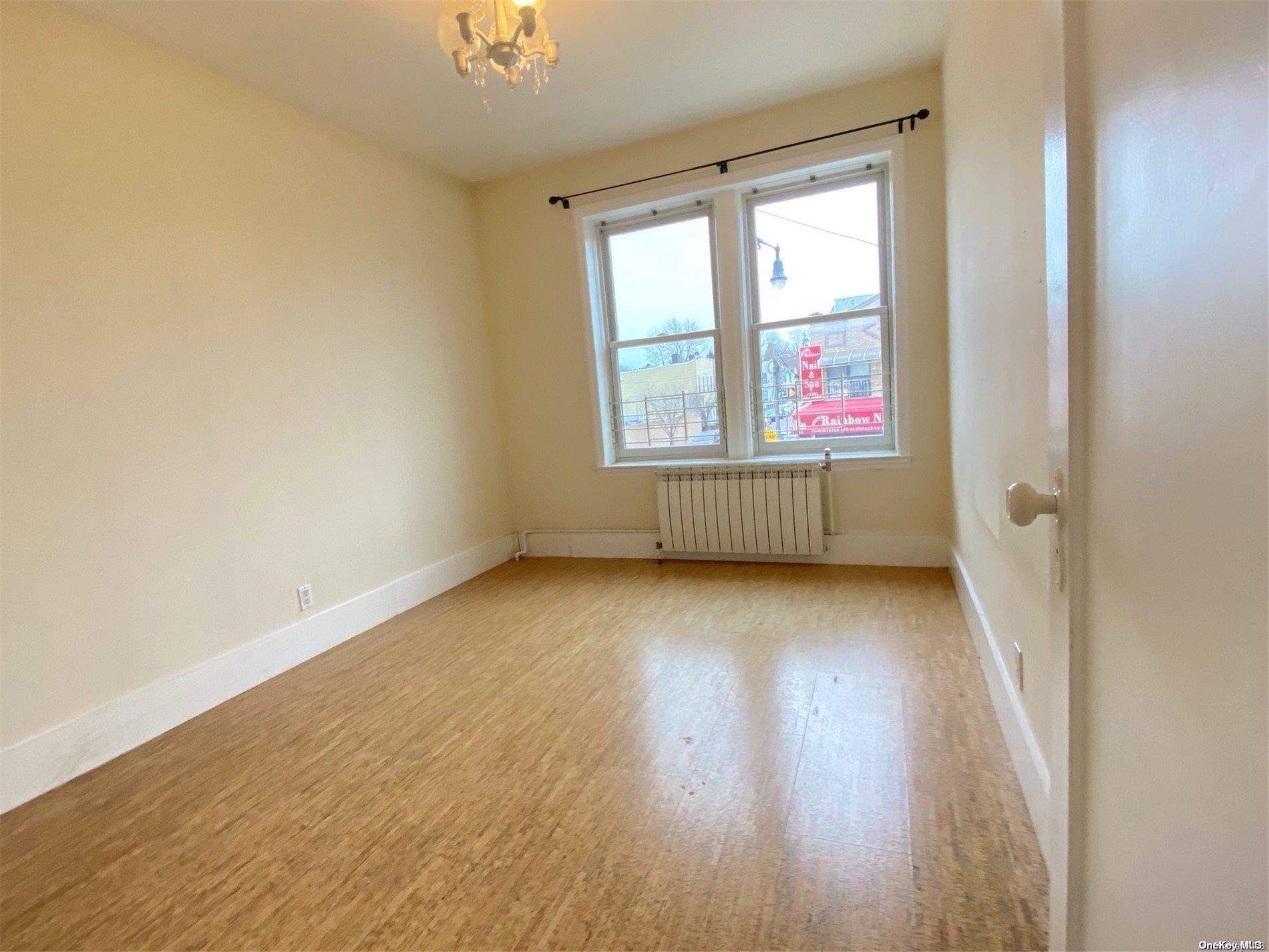 #13 photo, 71-47 Myrtle Avenue, কুইন্‌স Glendale , NY 11385