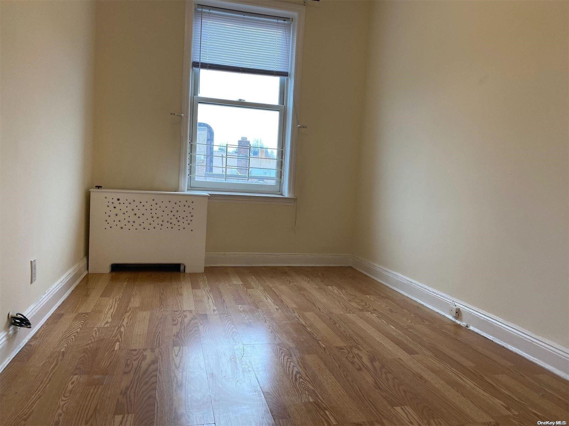 #15 photo, 71-47 Myrtle Avenue, কুইন্‌স Glendale , NY 11385