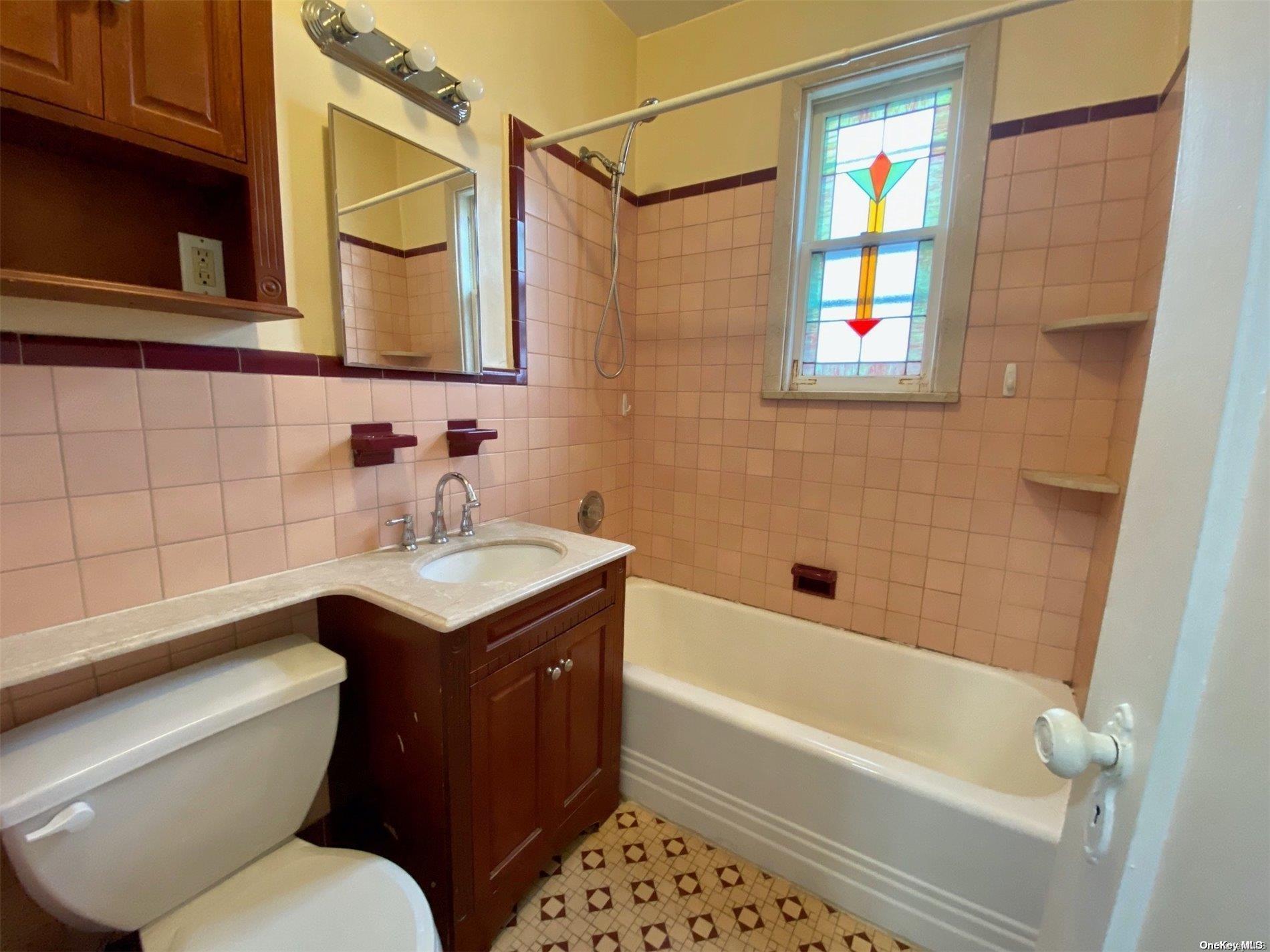 #16 photo, 71-47 Myrtle Avenue, কুইন্‌স Glendale , NY 11385