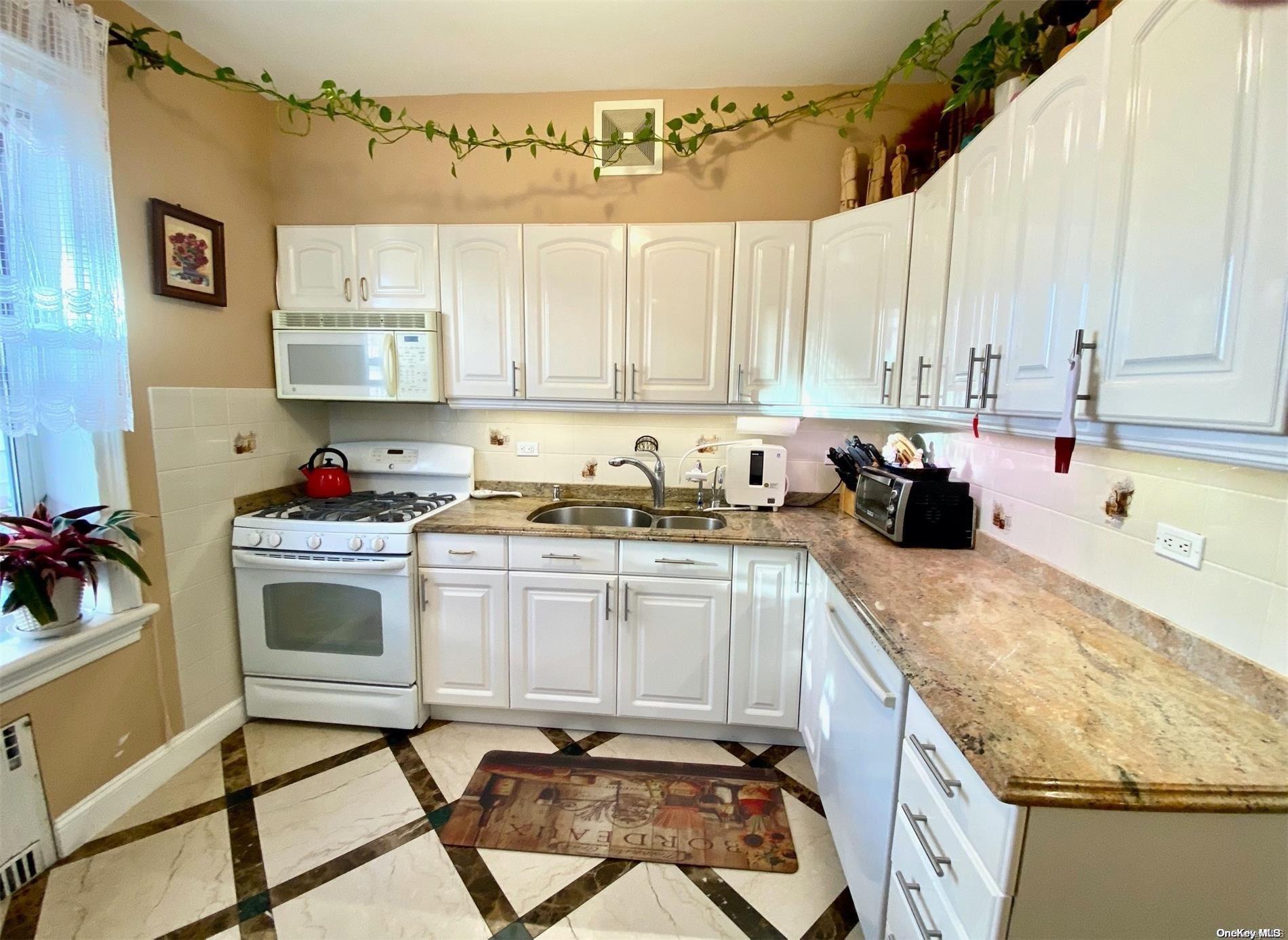 #7 photo, 71-47 Myrtle Avenue, কুইন্‌স Glendale , NY 11385