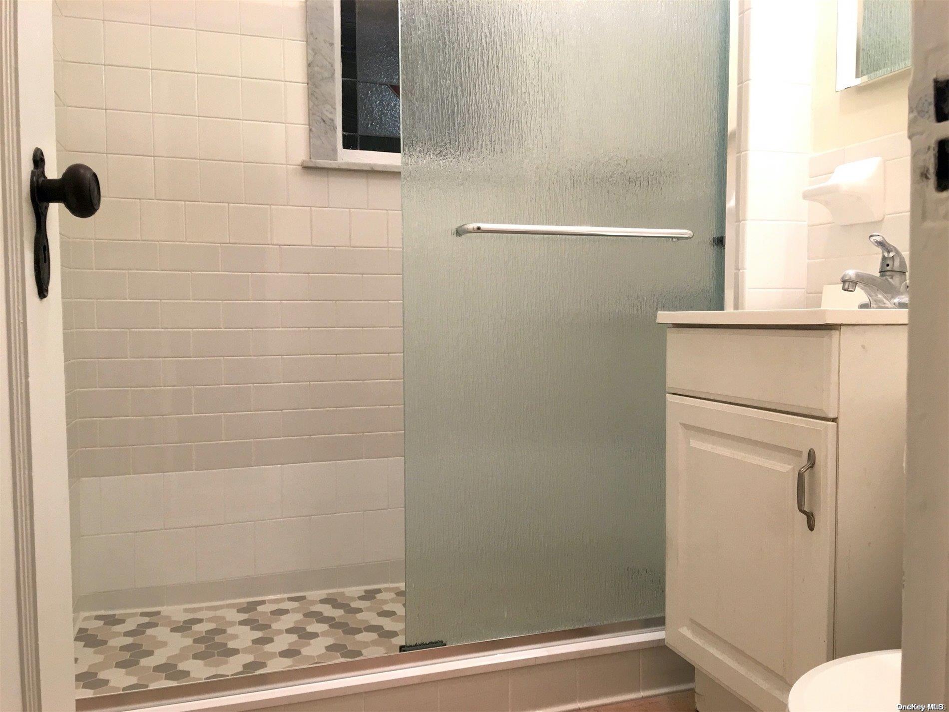 #9 photo, 71-47 Myrtle Avenue, কুইন্‌স Glendale , NY 11385