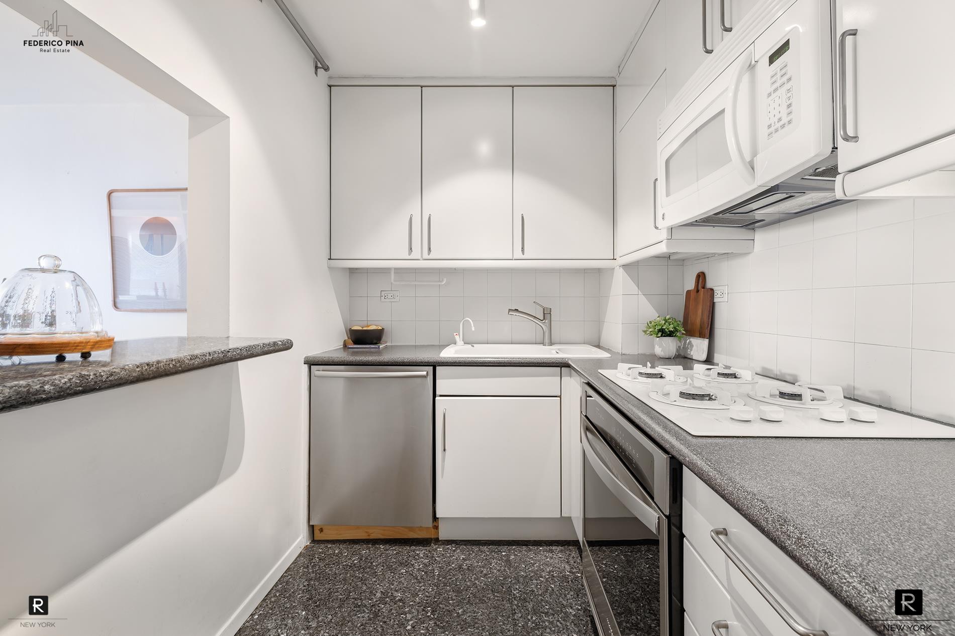 #5 photo, 115 E 9th Street, マンハッタン Greenwich Village , NY 10003