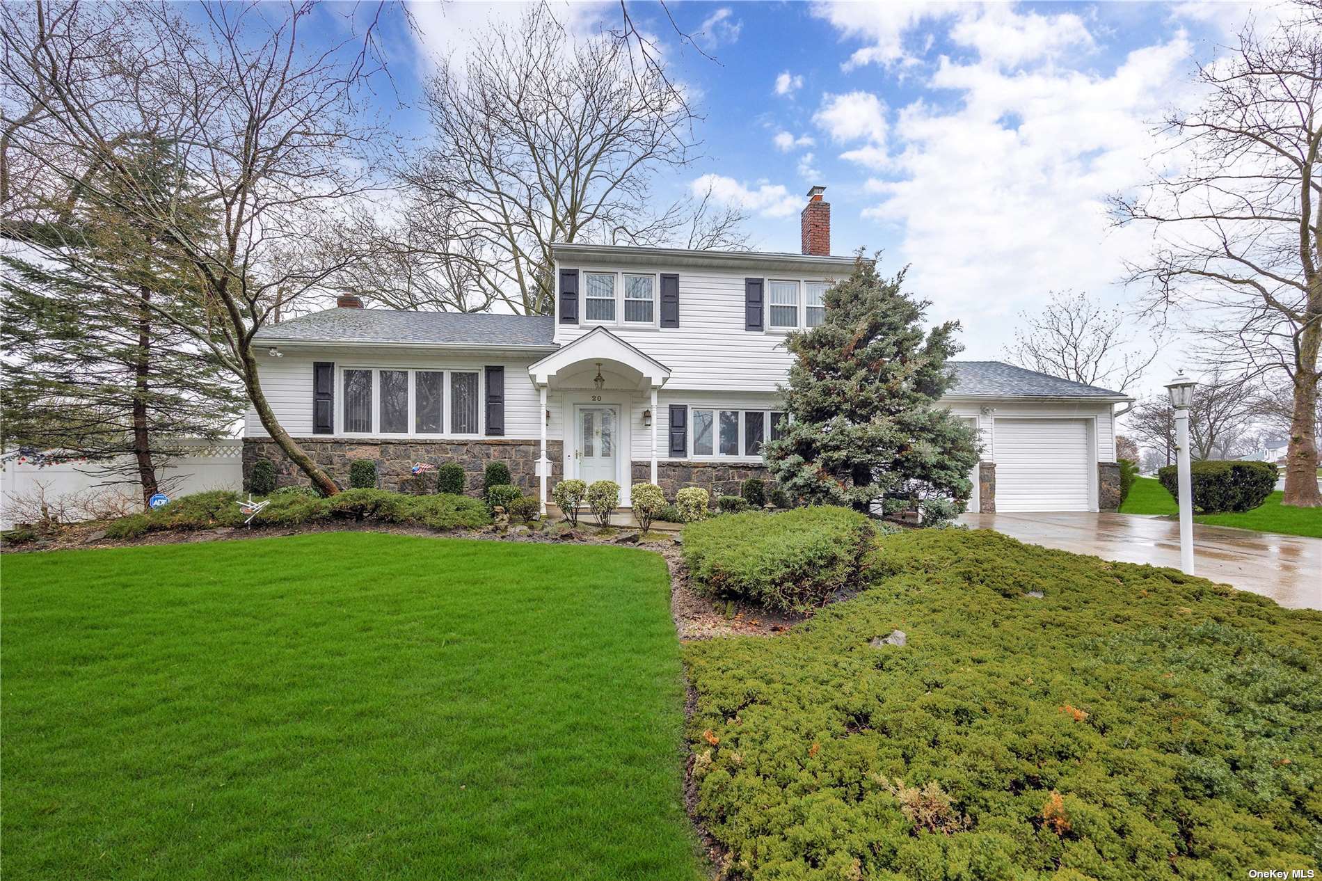 #1 photo, 20 Dahill Road, नासाउ काउंटी Old Bethpage , NY 11804