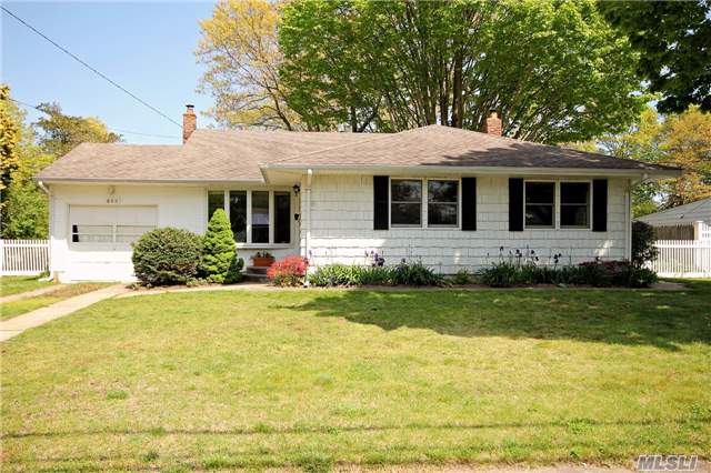 #1 photo, 933 Manor Lane, Саффолк ‖ Bay Shore , NY 11706