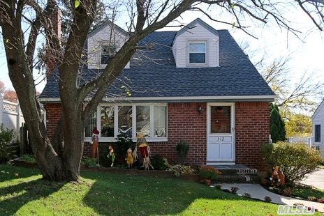 #1 photo, 312 Roslyn Avenue, 롱 아일랜드 Carle Place , NY 11514