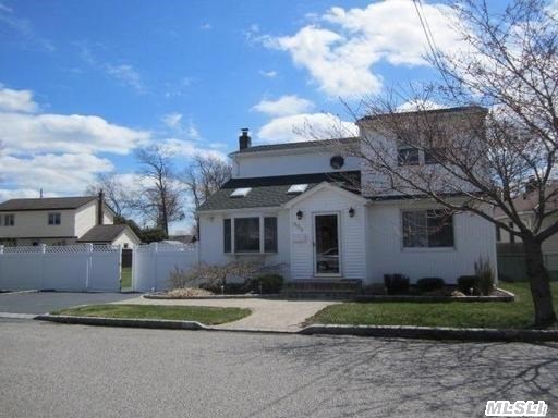 #1 photo, 405 Muncy Street, サフォーク郡 Lindenhurst , NY 11757