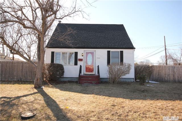 #1 photo, 1406 E Third Avenue, 롱 아일랜드 Bay Shore , NY 11706