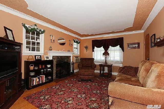 #1 photo, 400 Briggs Street, ناسو Bellmore , NY 11710