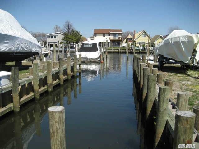 #1 photo, 704 & 706 Roosevelt Avenue, サフォーク郡 Lindenhurst , NY 11757