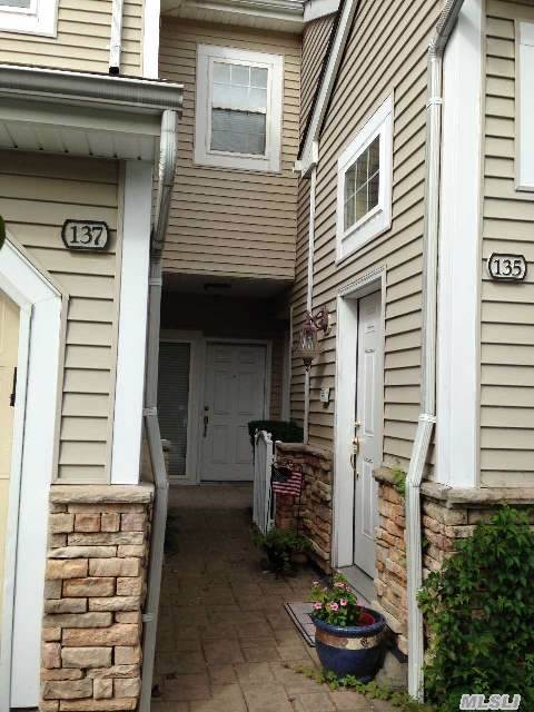 #1 photo, 137 Carriage Lane, ناسو Plainview , NY 11803