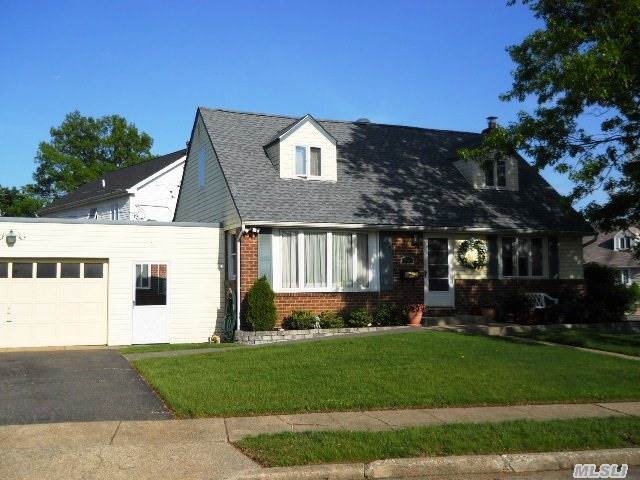 #1 photo, 150 Earl Place, ناسو East Meadow , NY 11554