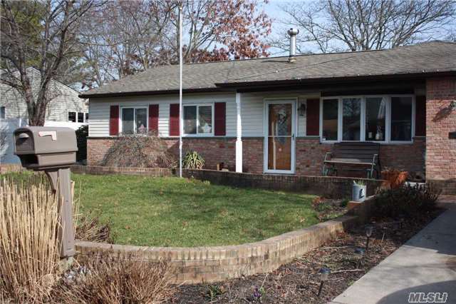 #1 photo, 242 Glen Summer Road, サフォーク郡 Holbrook , NY 11741