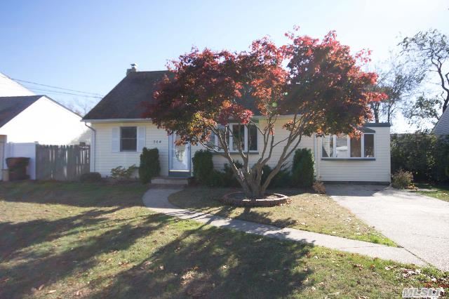 #1 photo, 364 Kurzon Road, सफ़ोक काउंटी West Islip , NY 11795