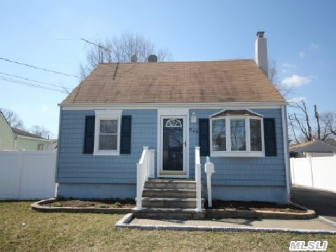 #1 photo, 549 N Indiana Avenue, מחוז סאפוק Lindenhurst , NY 11757