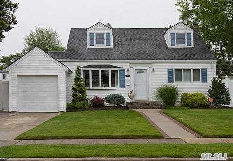 #1 photo, 877 Blendwood Drive, 长岛 East Meadow , NY 11554