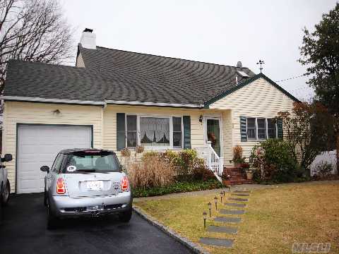 #1 photo, 3 Barnfield Place, सफ़ोक काउंटी North Babylon , NY 11703