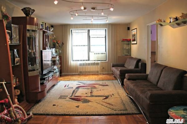 #1 photo, 63-84 Saunders Street, クイーンズ区 Rego Park , NY 11374