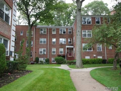 #1 photo, 12 Edwards Street, ناسو Roslyn Heights , NY 11577