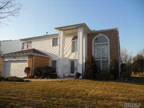 #1 photo, 142 Country Club Drive, سوفولك Commack , NY 11725