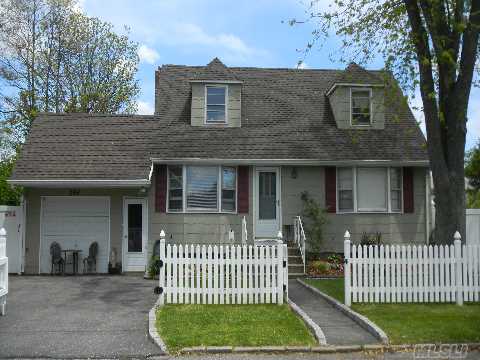 #1 photo, 264 S 8th Street, سوفولك Lindenhurst , NY 11757