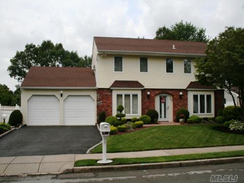 #1 photo, 132 Singingwood Drive, Holbrook , NY 11741