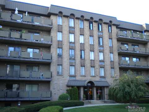 #1 photo, 175 Maple Avenue, নাসাউ কাউন্টি Westbury , NY 11590