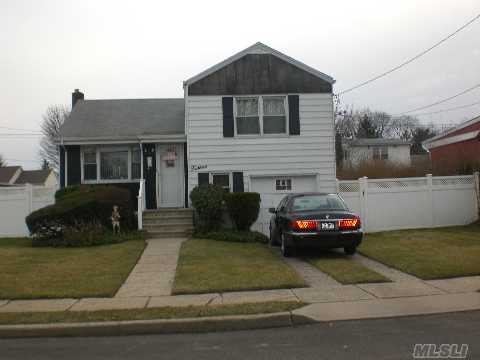 #1 photo, 14 Young Street, 東長島 West Babylon , NY 11704