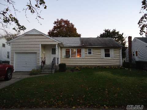 #1 photo, 1972 Central Drive, ナッソー郡 East Meadow , NY 11554