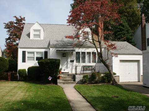 #1 photo, 9 Shelly Court, Plainview , NY 11803