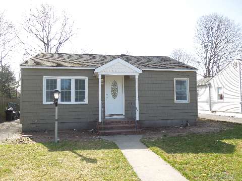 #1 photo, 264 Falcon Avenue, サフォーク郡 Patchogue , NY 11772