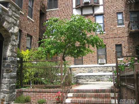 #1 photo, 160-15 Powells Cove Boulevard, كوينز Beechhurst , NY 11357