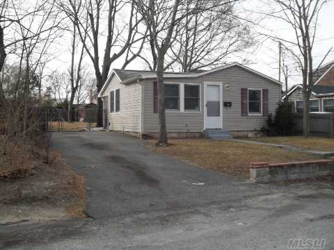 #1 photo, 52 Lake Shore Drive, 東長島 Patchogue , NY 11772