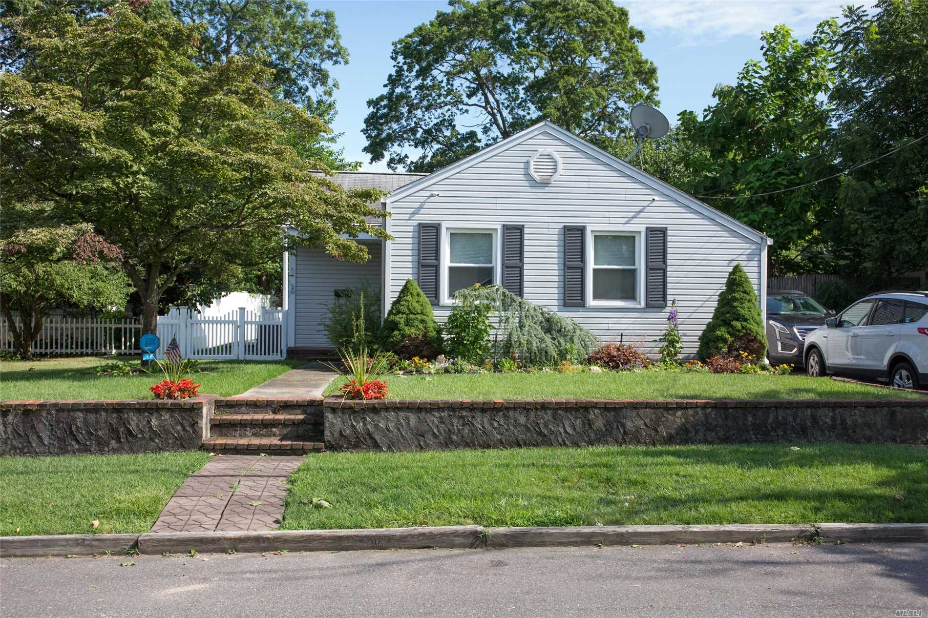 #1 photo, 35 Hartford Street, サフォーク郡 Lindenhurst , NY 11757