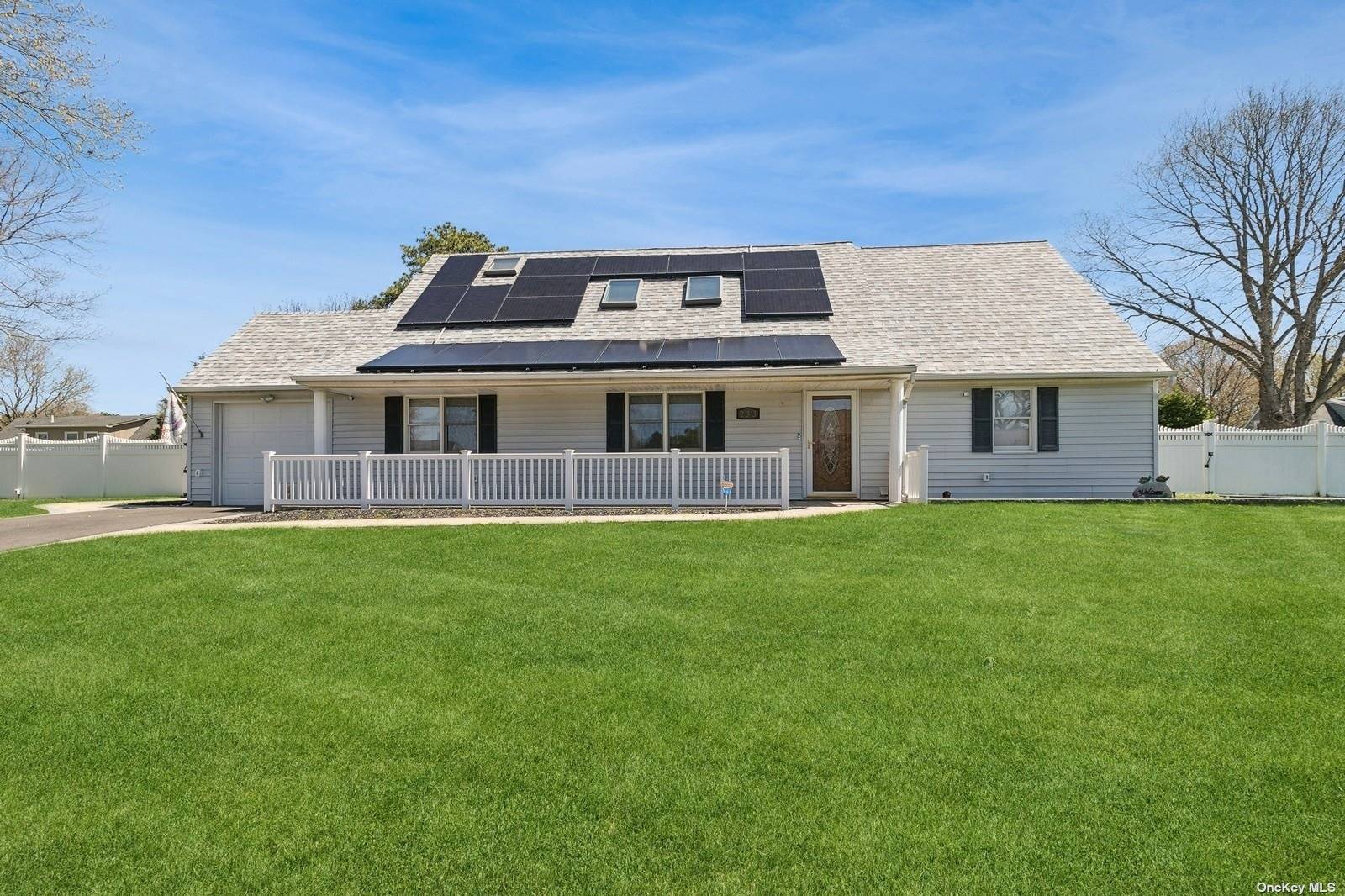 #1 photo, 233 Oakland Avenue, سوفولك Miller Place , NY 11764