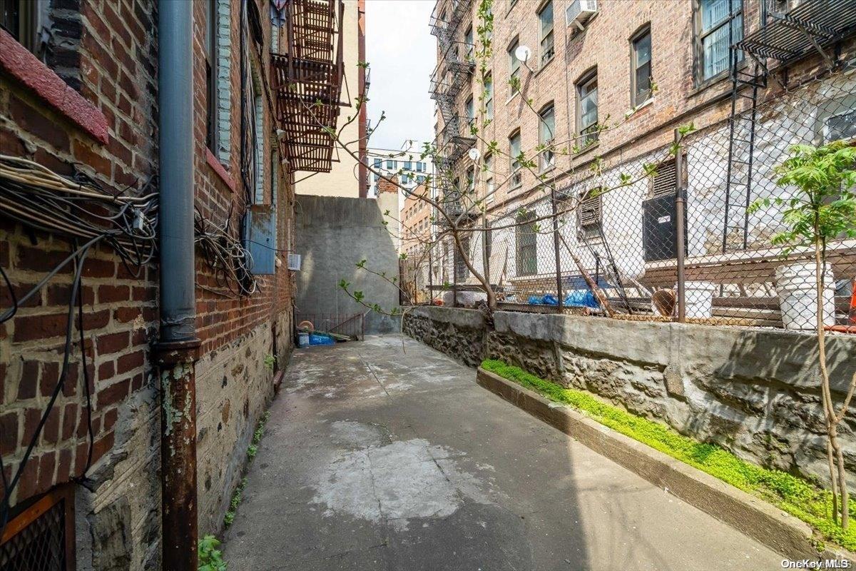 #8 photo, 2466/2468 Beaumont Avenue, ブロンクス区 Bronx , NY 10458