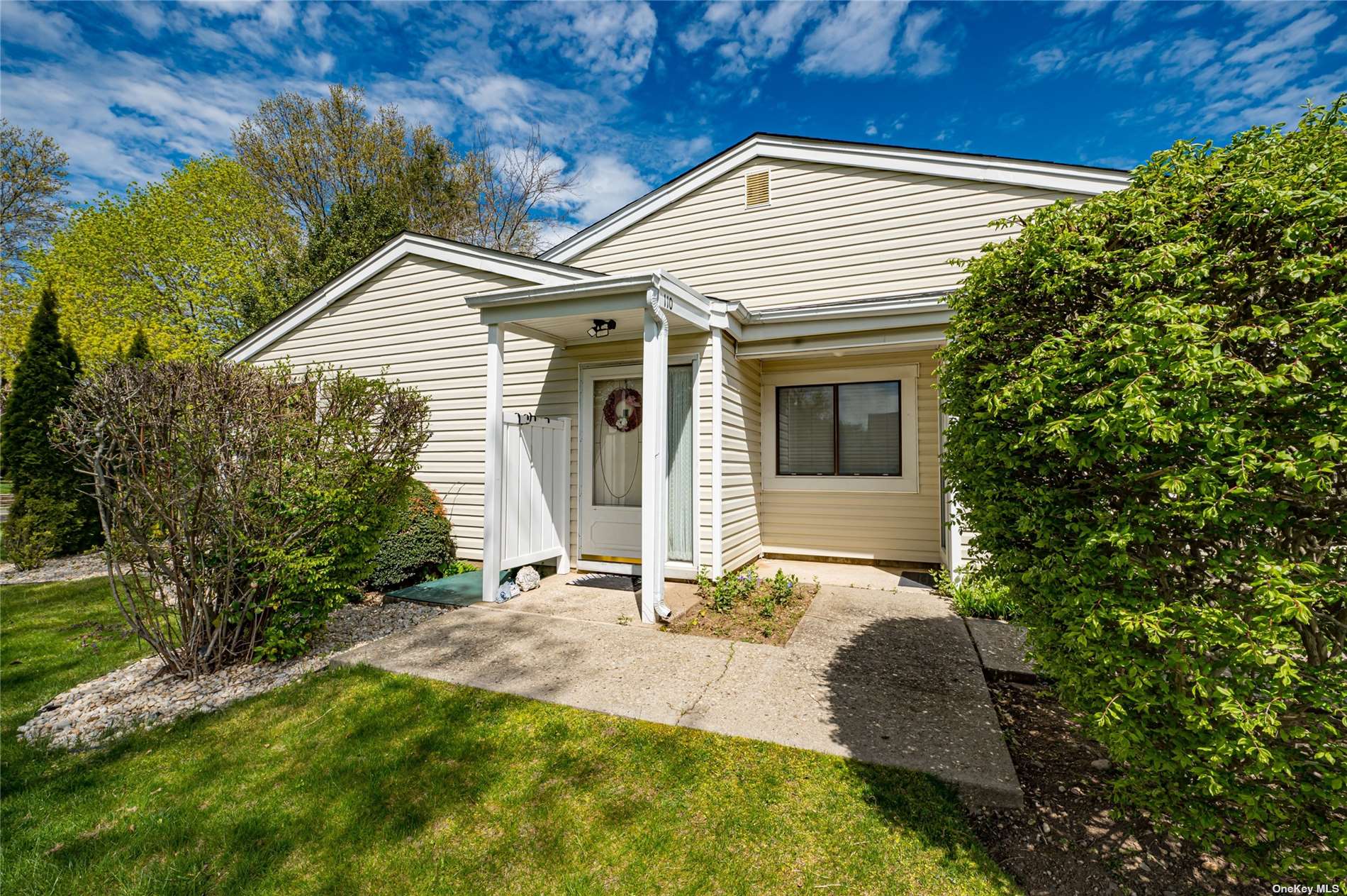 #1 photo, 110 Cabot Court, سوفولك Saint James , NY 11780