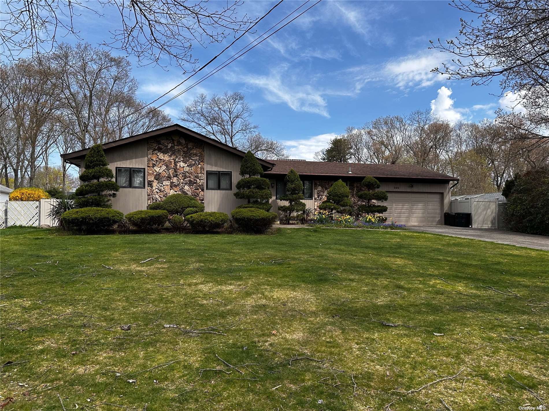 #1 photo, 595 Beaver Lane, サフォーク郡 Ronkonkoma , NY 11779