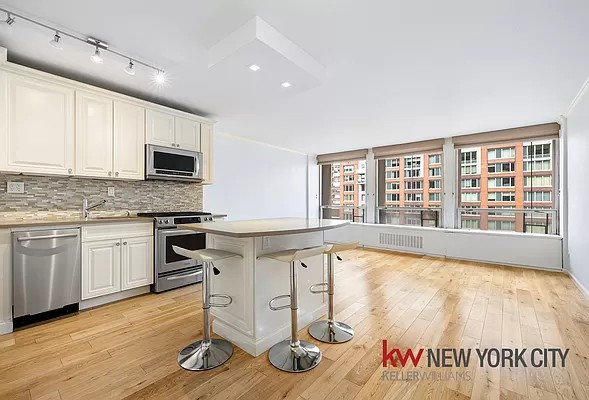 #1 photo, 300 E 33rd Street, Kips Bay , NY 10016