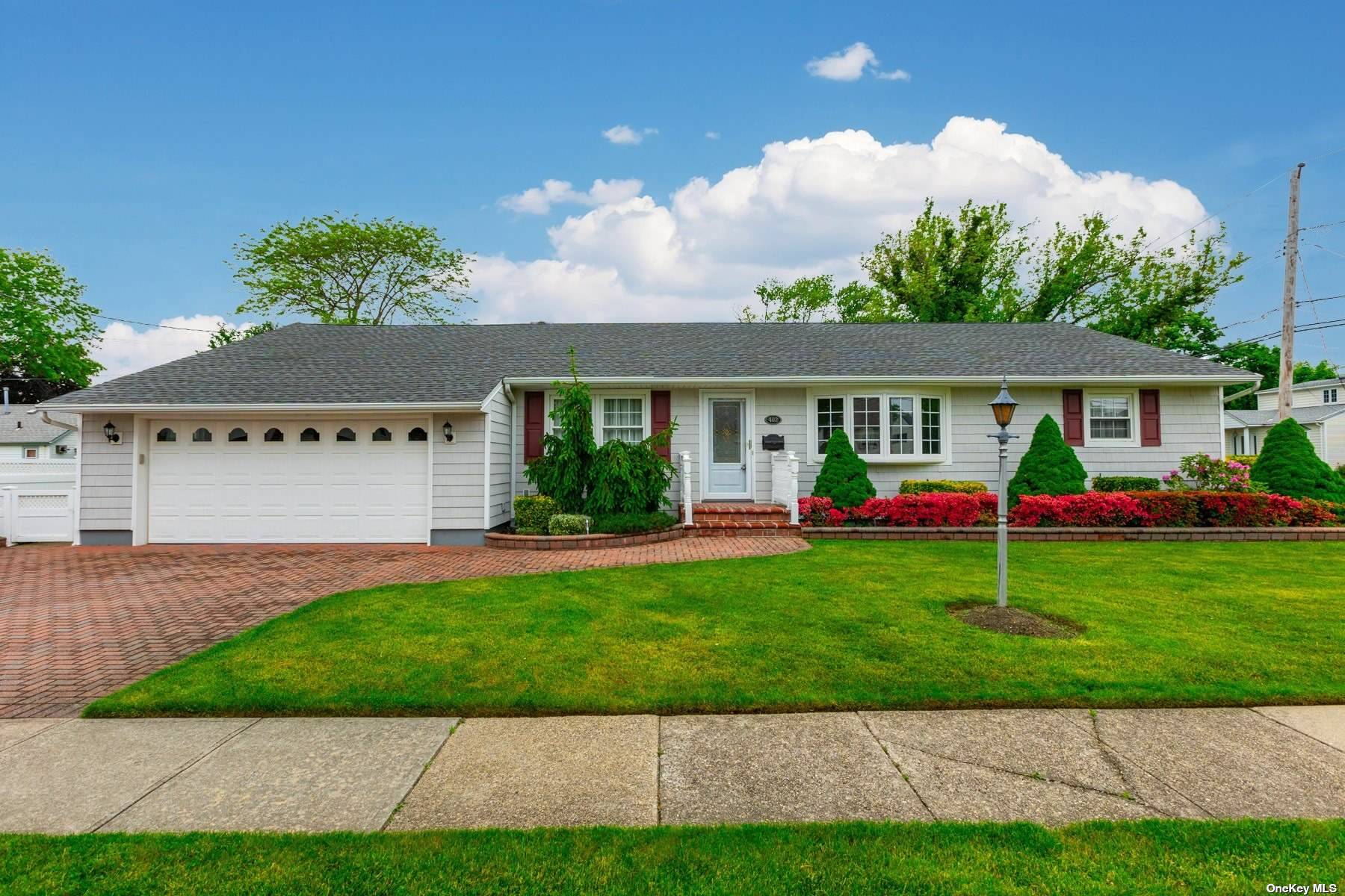 #1 photo, 402 2nd Avenue, サフォーク郡 Lindenhurst , NY 11757