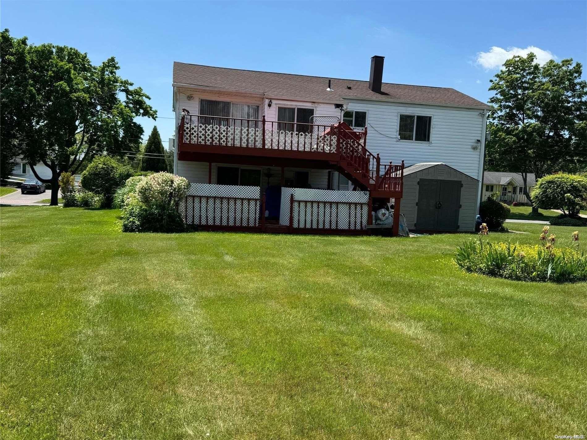 #1 photo, 9 Charter Avenue, سوفولك Dix Hills , NY 11746