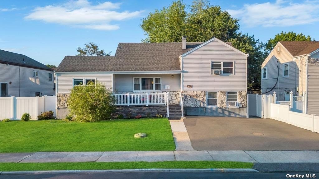 #1 photo, 46 Noble Street, 东长岛 North Babylon , NY 11703