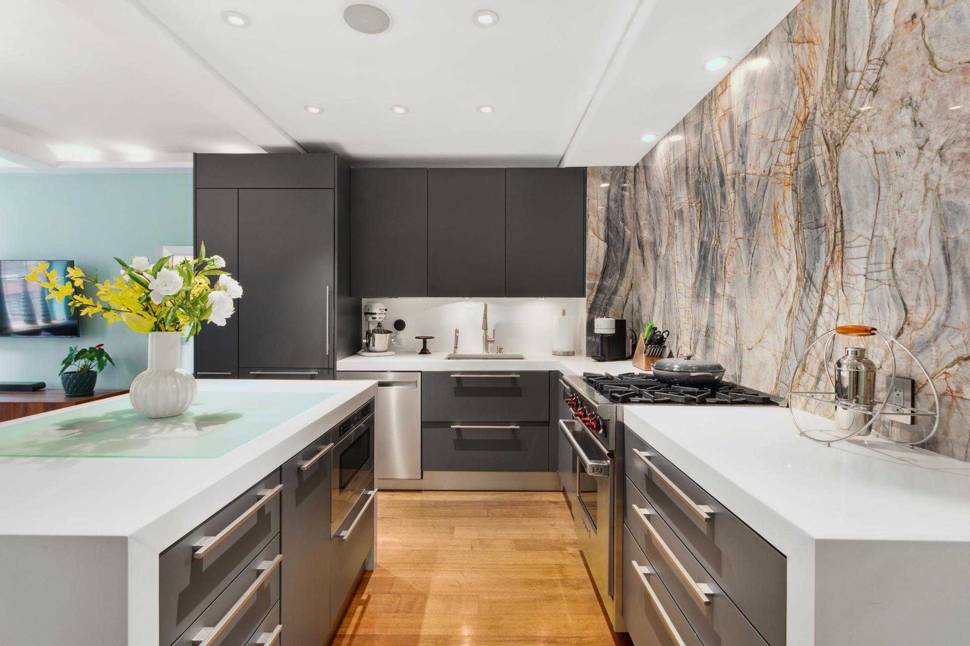 #1 photo, 470 W 24TH Street, Chelsea , NY 10011