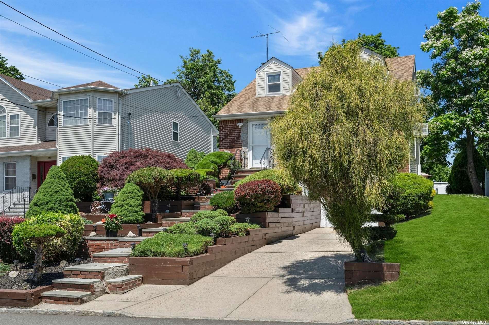 合约中 87万9 CONTRACT 148 Sampson Avenue, 长岛 Albertson , NY 11507 MLS