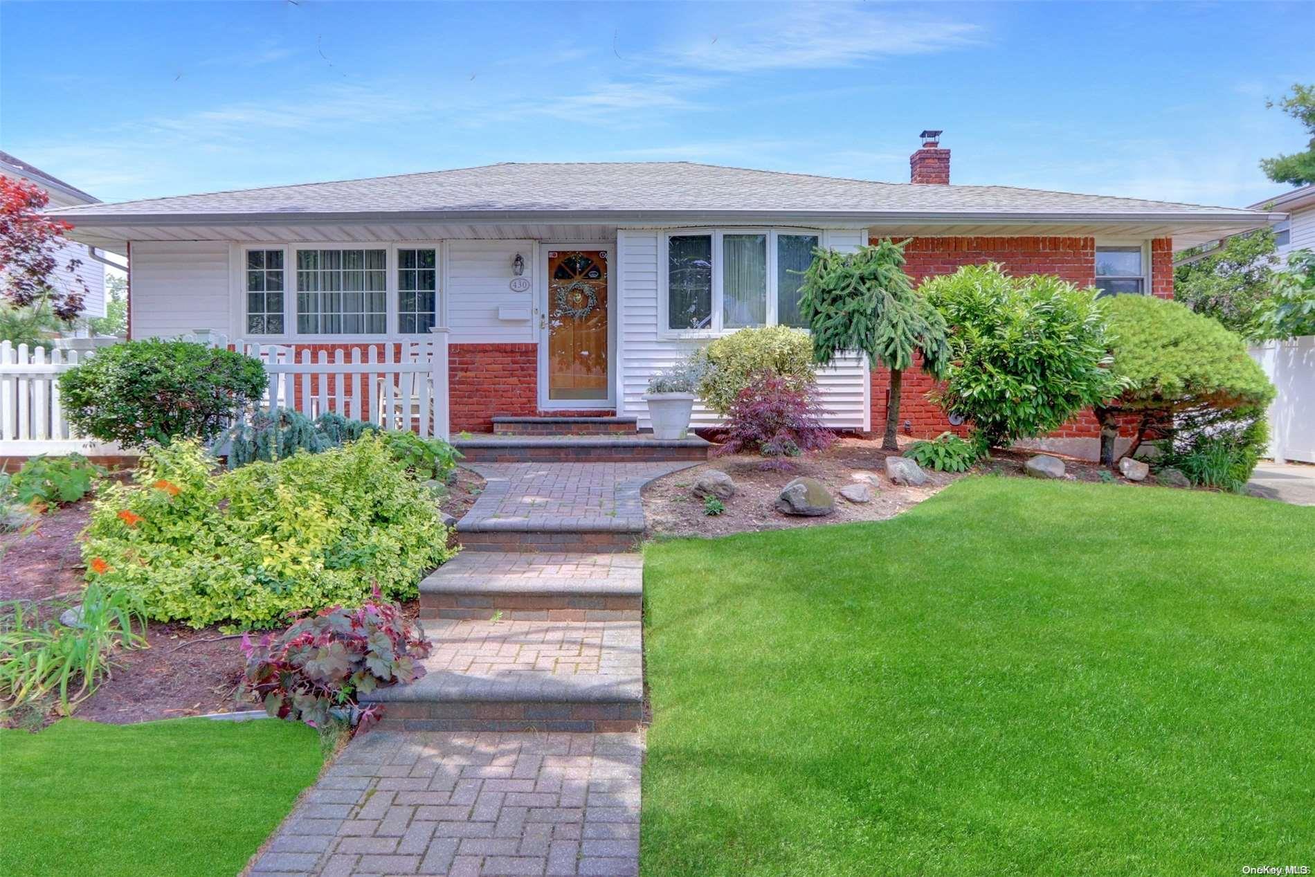 #1 photo, 430 Whittier Avenue, ナッソー郡 Levittown , NY 11756