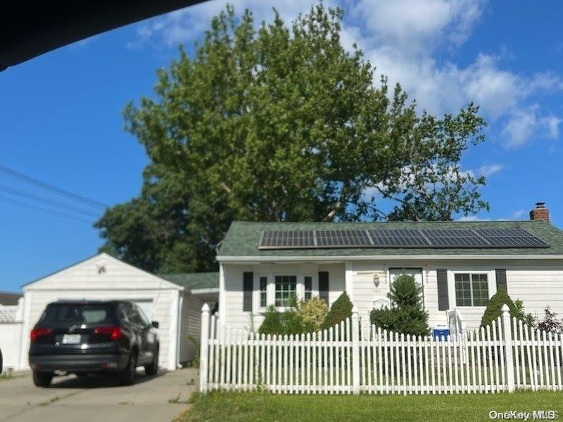 #1 photo, 154 Charter Oaks Avenue, 롱 아일랜드 Brentwood , NY 11717